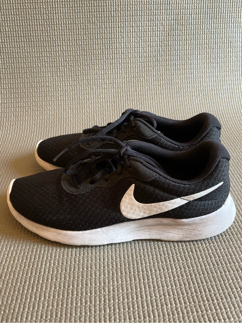 Nike Tanjun Women's Running Shoes - Black/White - Size 7.5